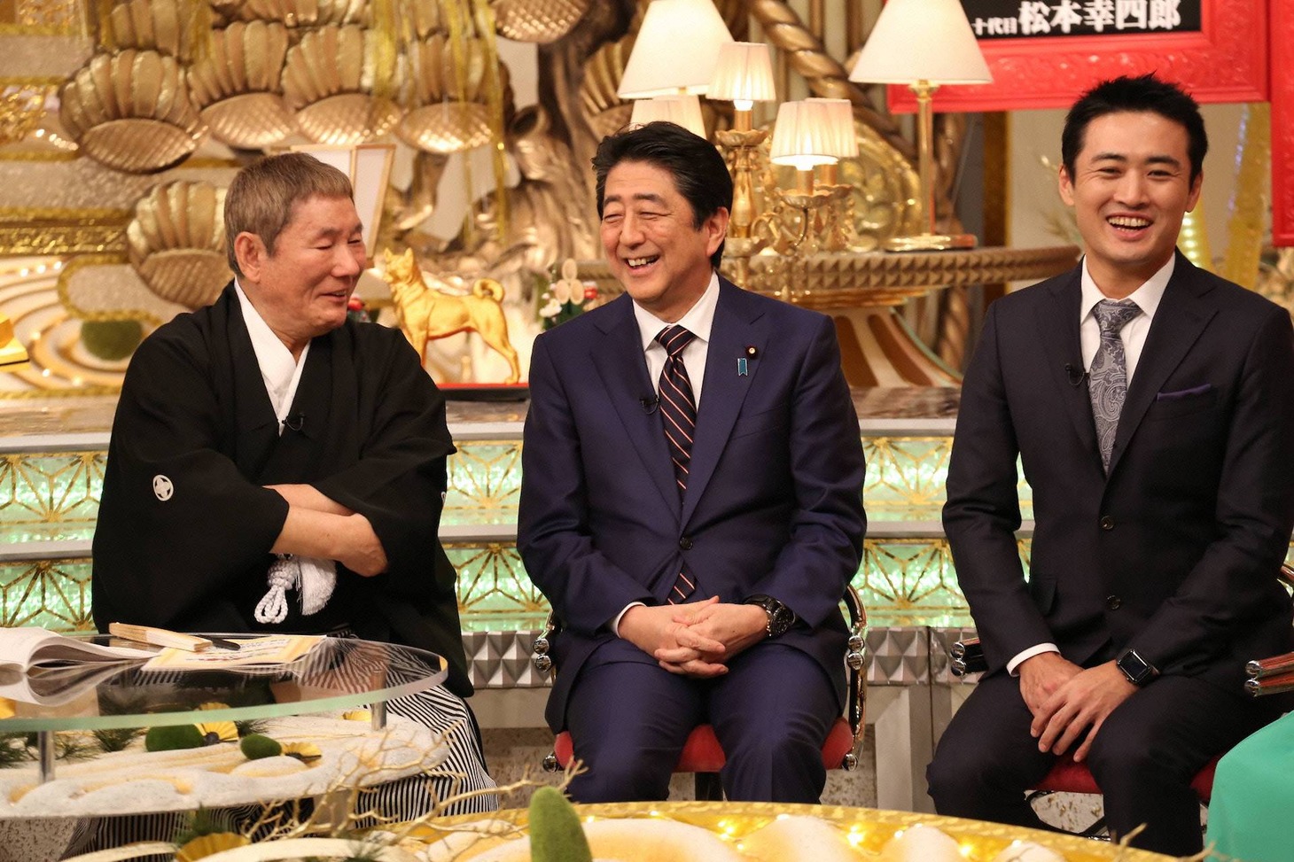 フジテレビ「ビートたけしの私が嫉妬したスゴい人」より。左からビートたけし、安倍晋三首相、劇団ひとり。(c)フジテレビ