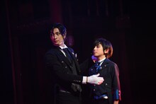 左から古川雄大演じるセバスチャン・ミカエリス、内川蓮生演じるシエル・ファントムハイヴ。