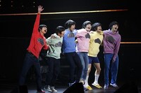 「STAGE FES 2017」より、舞台「おそ松さん on STAGE～SIX MEN'S SHOW TIME 2～」のキャストによるパフォーマンスの様子。