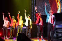 「STAGE FES 2017」より、舞台「おそ松さん on STAGE～SIX MEN'S SHOW TIME 2～」のキャストによるパフォーマンスの様子。