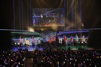 「STAGE FES 2017」より、舞台「おそ松さん on STAGE～SIX MEN'S SHOW TIME 2～」のキャストによるパフォーマンスの様子。