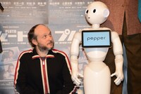 左からシディ・ラルビ・シェルカウイ、Pepper。