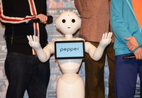 挨拶するPepper。