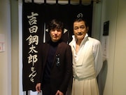 左から清塚信也、吉田鋼太郎。