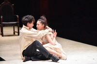 パルコ・プロデュース「アンチゴーヌ」より。（撮影：阿部章仁）