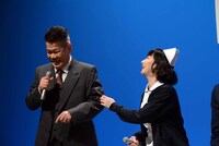 左から梅垣義明、鳥居みゆき。