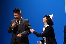 左から梅垣義明、鳥居みゆき。