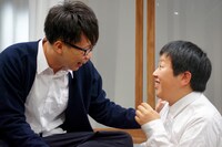 ロロが高校生に捧げるシリーズ いつだって可笑しいほど誰もが誰か愛し愛されて第三高等学校 vol.1「いつだって窓際であたしたち」より。（撮影：三上ナツコ）