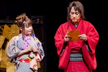cube 20th Presents Japanese Musical「戯伝写楽 2018」ゲネプロより。左から中川翔子演じるおせい、橋本さとし演じる斎藤十郎兵衛。（撮影：桜井隆幸）