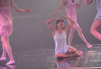 古谷大和演じるラン（中央）。