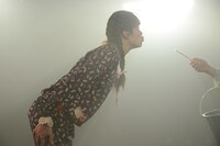 キス待ち顔をする葉子（石田隼）。