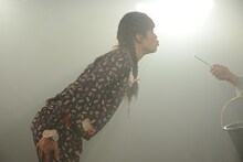 キス待ち顔をする葉子（石田隼）。