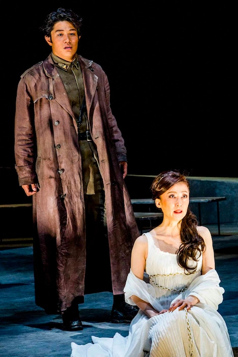 新国立劇場 開場20周年記念 2017/2018シーズン「トロイ戦争は起こらない」より、左から鈴木亮平演じるエクトール、一路真輝演じるエレーヌ。（撮影：谷古宇正彦）