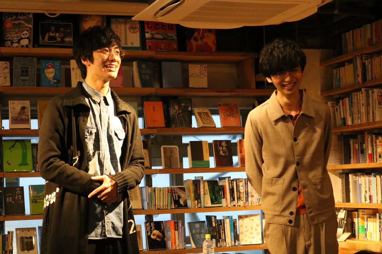 左から水田航生、橋本淳。