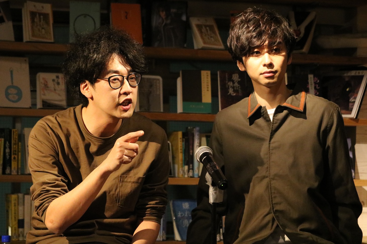 左から今井隆文、橋本淳。