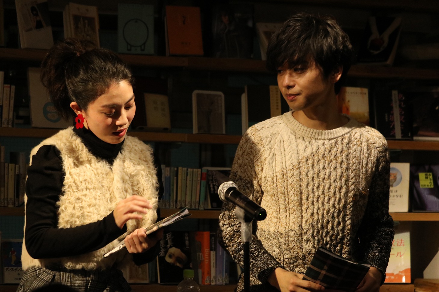 左から森口彩乃、橋本淳。