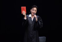 「TERROR テロ」公開ゲネプロより。神野三鈴演じるネルゾン女史。