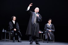 「TERROR テロ」公開ゲネプロより。左から今井朋彦演じる裁判長、橋爪功演じるビーグラー、神野三鈴演じるネルゾン女史。