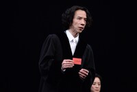 「TERROR テロ」公開ゲネプロより。今井朋彦演じる裁判長。