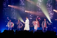 「山崎育三郎 LIVE TOUR 2018 ～keep in touch～」より。（撮影：川嶋謙吾 田中聖太郎写真事務所）