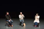 「城崎 松井周×村田沙耶香 リーディング試演会」より。左から編集者の山本充、松井周、村田沙耶香。 (c)igaki photo studio （写真提供：城崎国際アートセンター）