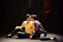 「『Shakespeare's R&J』～シェイクスピアのロミオとジュリエット～」ゲネプロより、口付けを交わすジュリエット（柳下大）とロミオ（矢崎広）。