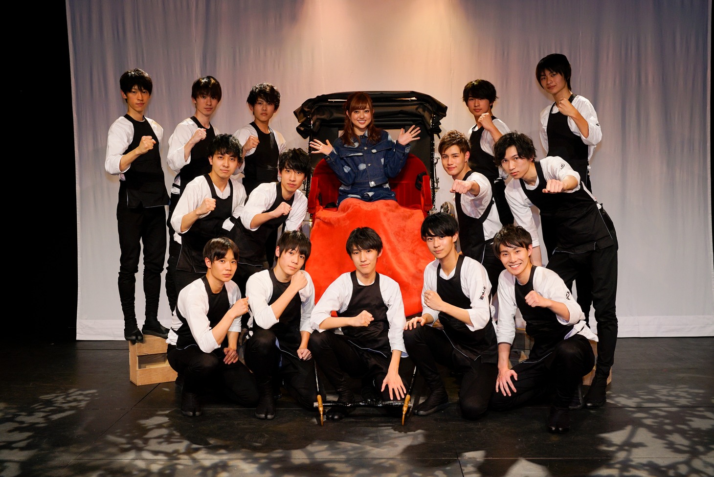 浅草軽演劇集団・ウズイチと菊地亜美（後列中央）。