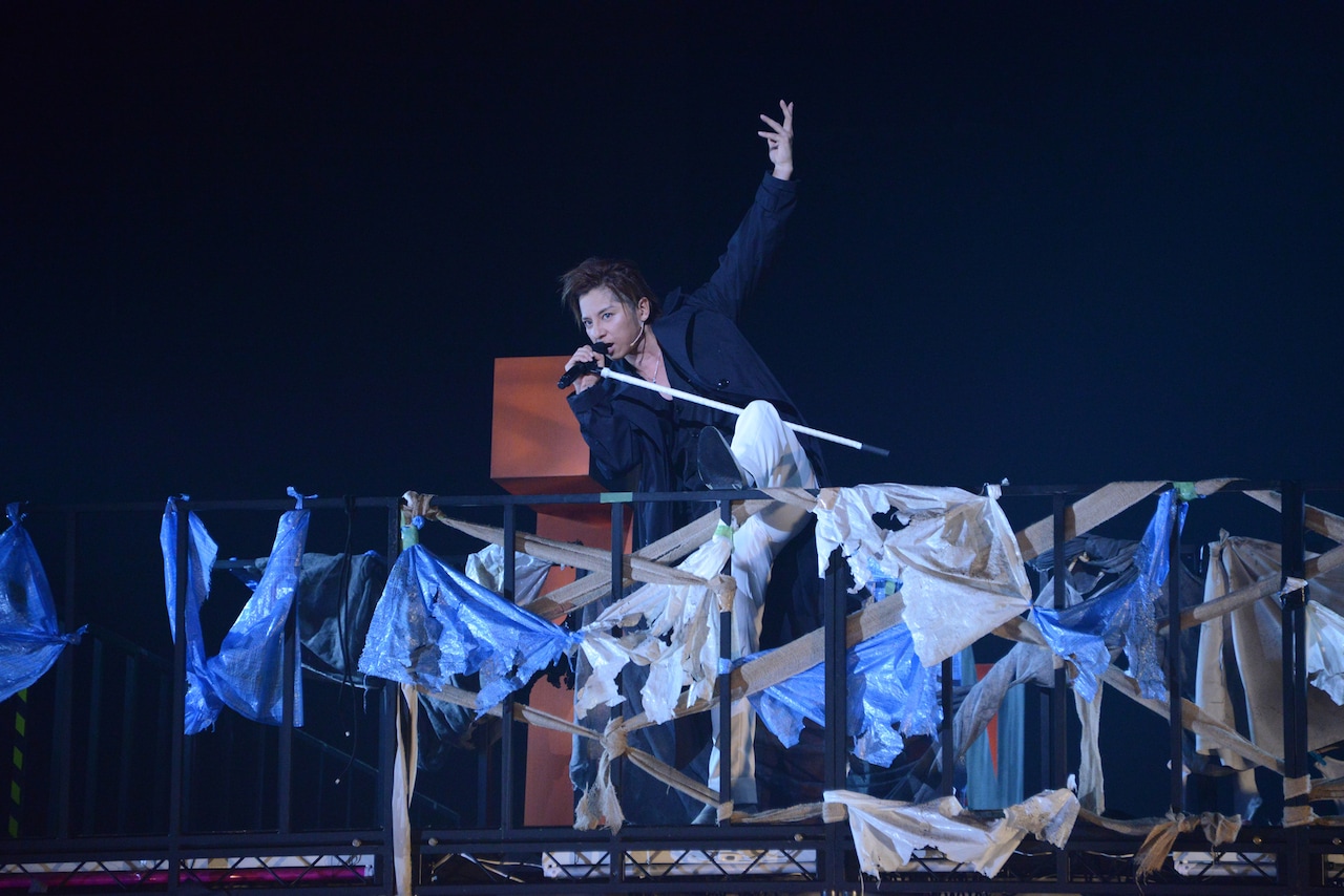 荒廃したKAATに立ち現れるブレヒトの世界、松岡充が命がけで挑む「三文オペラ」