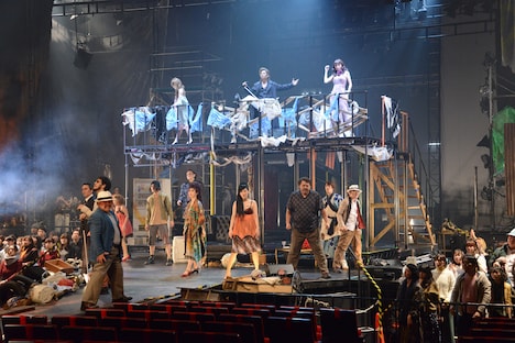 KAAT神奈川芸術劇場プロデュース「三文オペラ」フォトコールより。