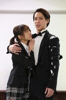 左から木崎ゆりあ演じる婦人警官水野朋子、味方良介演じる木村伝兵衛部長刑事。