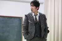 石田明演じる熊田留吉刑事。