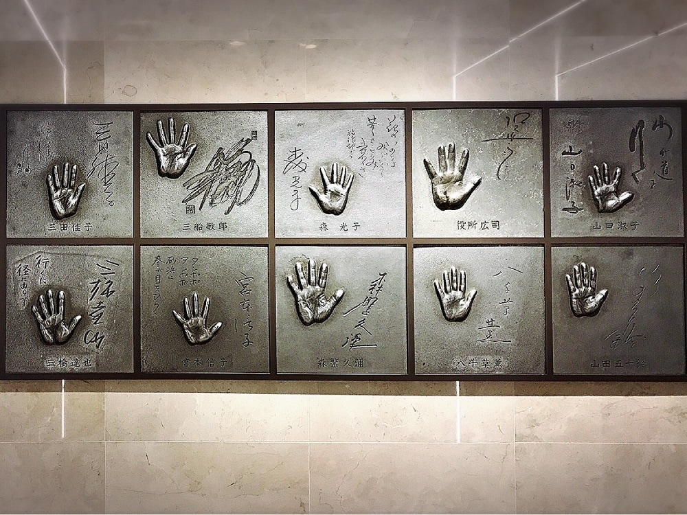 日比谷の名所・スターたちの手形が地下通路壁面「The Star Gallery」に