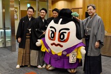 会場外でこんぴーくんと写真を撮る芝翫親子と中村梅玉。