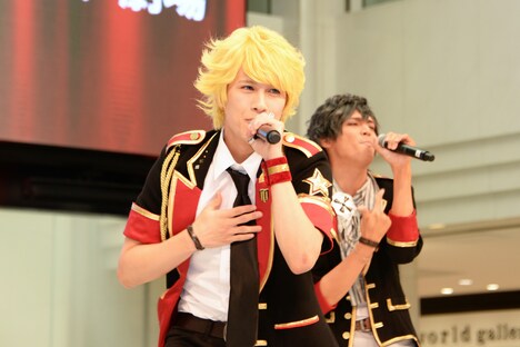 川井雅弘扮する愛童星夜（中央）。