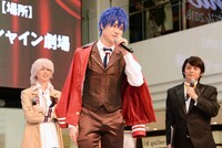 海部子規のモノマネを披露するリュカ役の田中晃平（中央）。