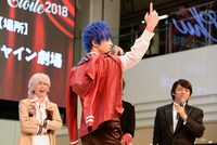 海部子規のモノマネを披露するリュカ役の田中晃平（中央）。