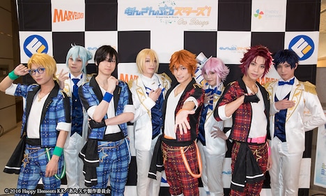 後列左から日々樹渉役の安井一真、天祥院英智役の前山剛久、姫宮桃李役の星元裕月、伏見弓弦役の野嵜豊。前列左から遊木真役の松村泰一郎、氷鷹北斗役の山本一慶、明星スバル役の小澤廉、衣更真緒役の谷水力。