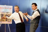 「伊東四朗 魔がさした記念コントライブ『死ぬか生きるか！』」フォトセッションより。左から伊東四朗、三宅裕司。