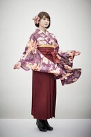 井上小百合演じる紫堂志奈子。