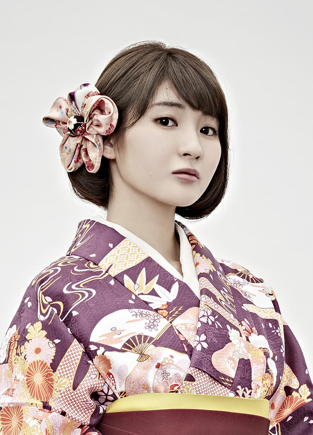 井上小百合演じる紫堂志奈子。