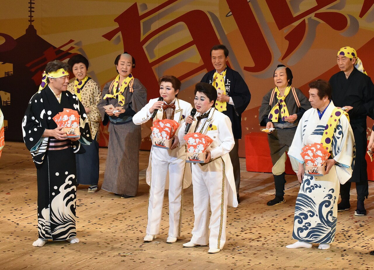 渡辺えり＆キムラ緑子が升を手に登場、「喜劇 有頂天一座」出演者そろって豆まき