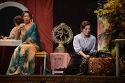 ミュージカル「マタ・ハリ」公開ゲネプロより、左から柚希礼音演じるマタ・ハリ、和音美桜演じるアンナ。