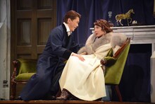 ミュージカル「マタ・ハリ」公開ゲネプロより、左から佐藤隆紀演じるラドゥー、柚希礼音演じるマタ・ハリ。