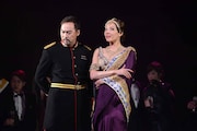 ミュージカル「マタ・ハリ」公開ゲネプロより、左から福井晶一演じるヴォン・ビッシング、柚希礼音演じるマタ・ハリ。