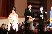 「泣いたらアカンで通天閣」より、豆まきの様子。