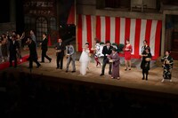 「泣いたらアカンで通天閣」より、豆まきの様子。