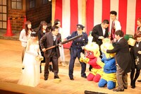 「泣いたらアカンで通天閣」より、豆まきの様子。