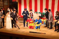 「泣いたらアカンで通天閣」より、豆まきの様子。