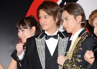 左から瀧本美織、中山優馬、堂本光一。