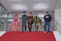 ミュージカル「ブロードウェイと銃弾」囲み取材より、階段を下りてくる出席者たち。